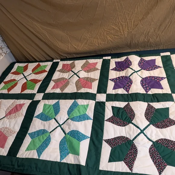 New Handmade Tulip Pattern Floral Patchwork Quilt with Green Border - Picture 2 of 7